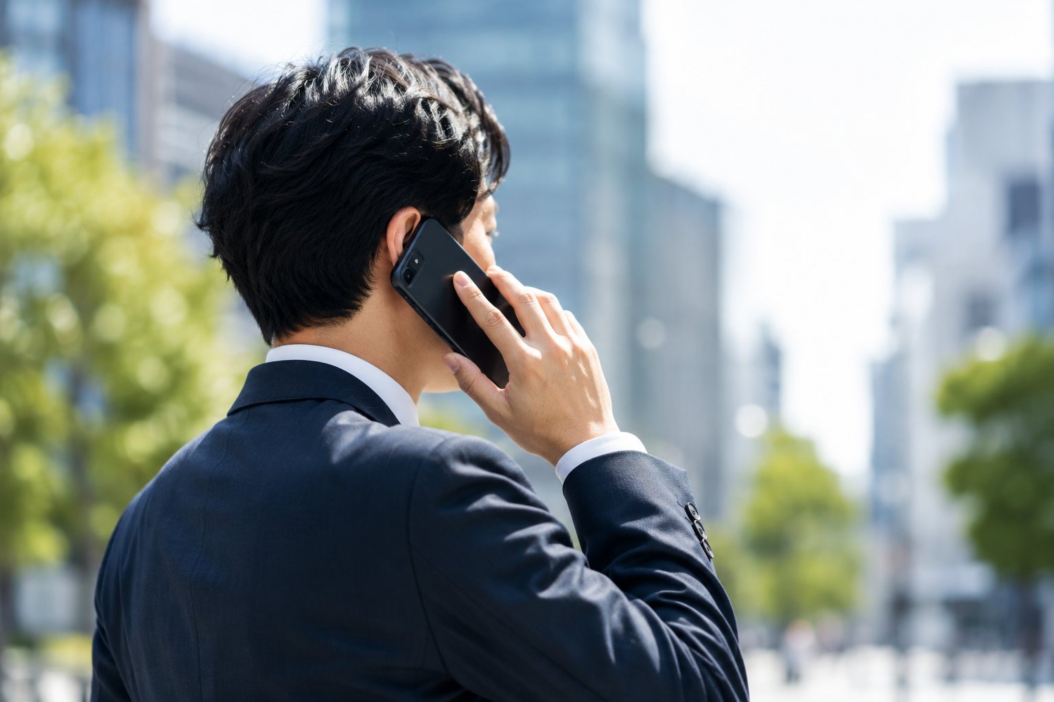 外出先でスマートフォンから会社番号で通話するイメージ